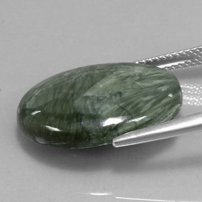Serafinita verde natural 10,47ct, corte oval, opaco