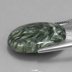 Serafinita verde natural 11,98ct, corte oval, opaco