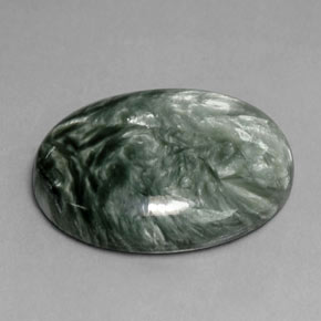 Serafinita verde natural 10,79ct, corte oval, opaco