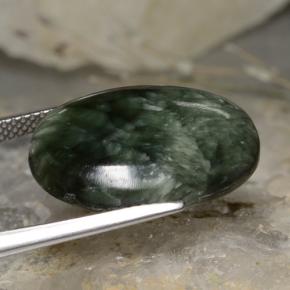 Serafinita verde natural 11,78ct, corte oval, opaco
