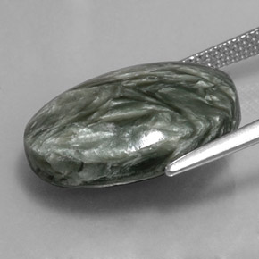 Serafinita verde natural 9,46ct, corte oval, opaco