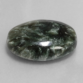 Serafinita verde natural 10,02ct, corte oval, opaco