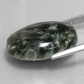 Serafinita verde natural 10,02ct, corte oval, opaco