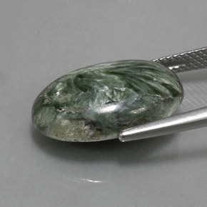 Serafinita verde natural 8,69ct, corte oval, opaco