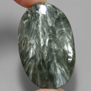 Serafinita verde natural 51,91ct, corte oval, opaco