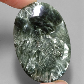 Serafinita verde natural 59,99ct, corte oval, opaco