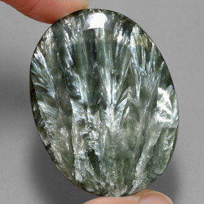 Serafinita verde natural 54,47ct, corte oval, opaco