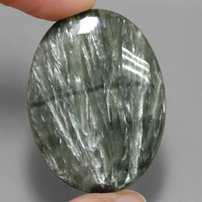 Serafinita verde natural 49,44ct, corte oval, opaco