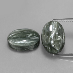 Pedras preciosas de Serafinita Exército verde natural de 13.36 ct, Corte Oval, Opaco