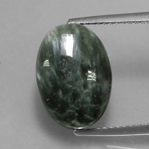 Serafinita verde natural 7,19ct, corte oval, opaco