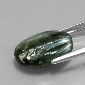 Serafinita verde natural 6,86ct, corte oval, opaco