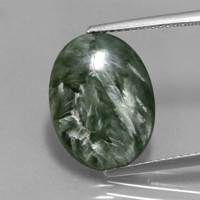 Serafinita verde natural 6,39ct, corte oval, opaco