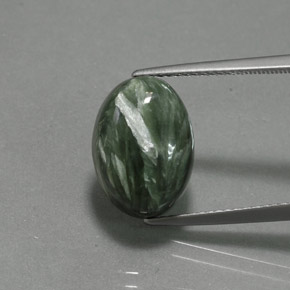 Serafinita verde natural 6,90ct, corte oval, opaco