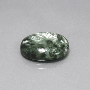 Serafinita verde natural 9,66ct, corte oval, opaco