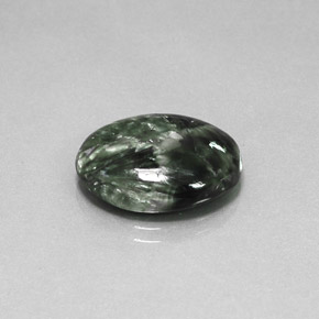 Serafinita verde natural 9,52ct, corte oval, opaco