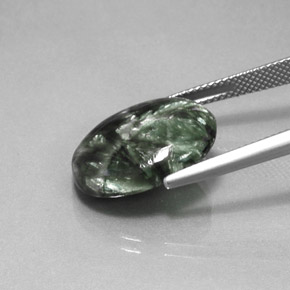 Serafinita verde natural 9,52ct, corte oval, opaco