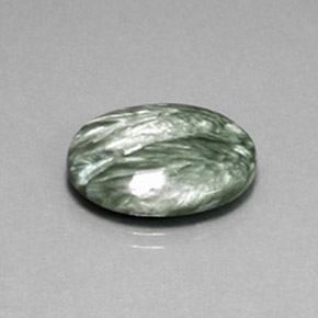 Serafinita verde natural 10,82ct, corte oval, opaco