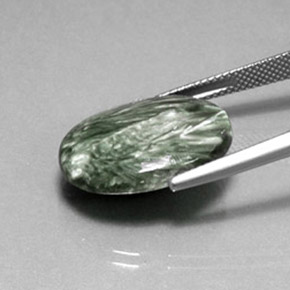 Serafinita verde natural 10,82ct, corte oval, opaco