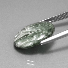 Serafinita verde natural 10,67ct, corte oval, opaco
