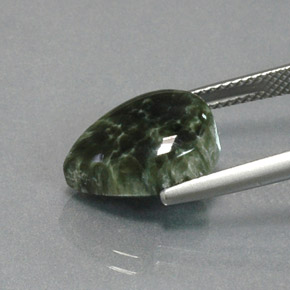 Serafinita verde natural 5,93ct, formato de pêra, opaco