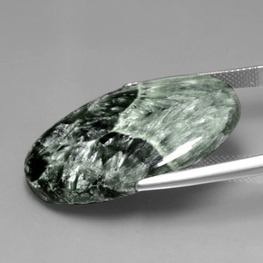 Serafinita verde natural 28,27ct, corte oval, opaco