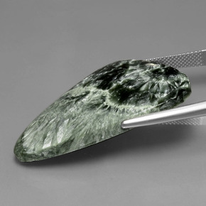 Serafinita verde natural 30,91ct, forma extravagante, opaco