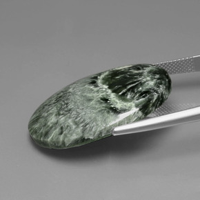 Serafinita verde natural 25,77ct, corte oval, opaco