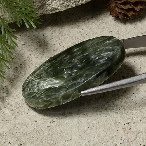 Serafinita verde natural 39,09ct, corte oval, opaco