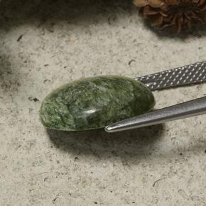 Serafinita verde natural 5,77ct, corte oval, opaco