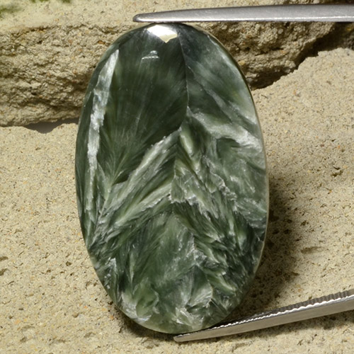 Serafinita verde natural 32,78ct, corte oval, opaco