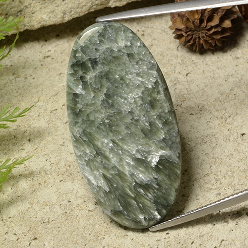 Serafinita verde natural 23,88ct, corte oval, opaco
