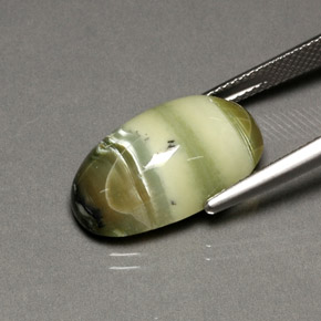 Serpentina verde natural 9,88ct, corte oval, opaco