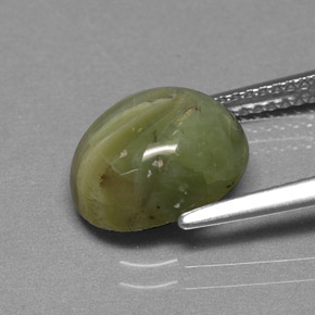 Serpentina verde natural 2,95ct, corte oval, opaco