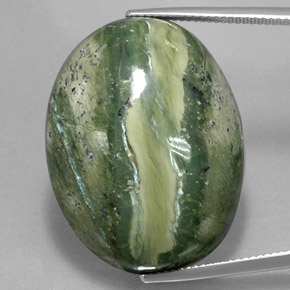 Serpentina verde natural 47,57ct, corte oval, opaco