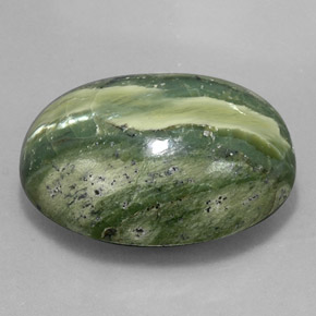 Serpentina verde natural 47,57ct, corte oval, opaco