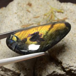 Espectrolita multicolorido natural 27,88ct, forma extravagante, opaco