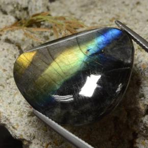Espectrolita multicolorido natural 19,11ct, forma extravagante, opaco
