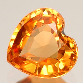 Granada espessartita laranja natural 0,68ct, formato de coração, VVS