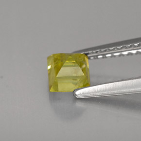Esfena ouro natural 0,56ct, quadrado, VS-SI