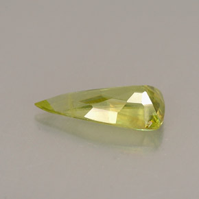 Esfena verde natural 0,74ct, trillion, VS