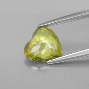 Esfena verde natural 2,43ct, formato de coração, VS