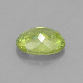 Esfena verde natural 0,81ct, corte oval, VS