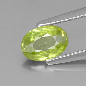 Esfena Verde Dourado Natural 0.64ct, Corte Oval, VS