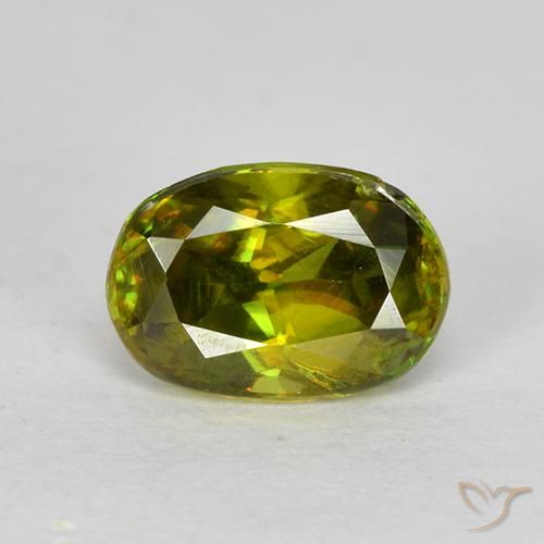 0.73ct Natural Verde floresta Esfena, oval, VS