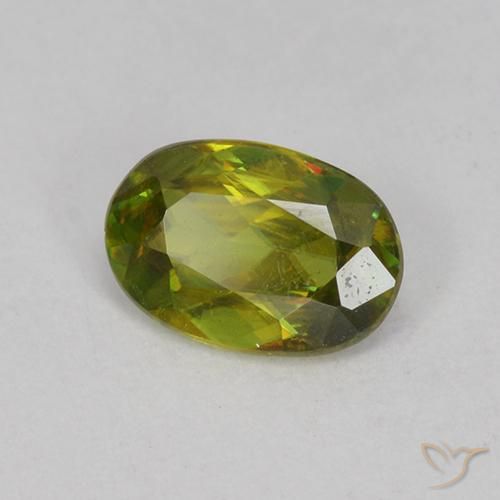 Esfena Verde Terroso Quente Natural 0.60ct, oval, VVS-VS
