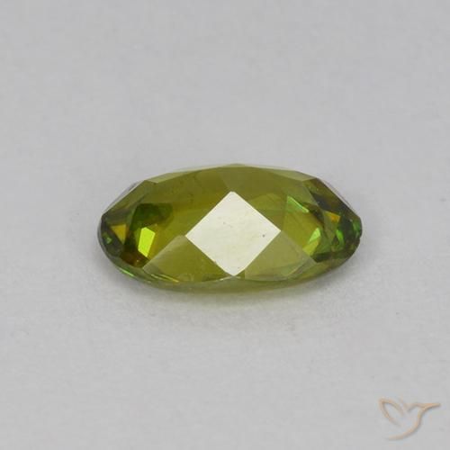 Esfena Verde Terroso Quente Natural 0.60ct, oval, VVS-VS