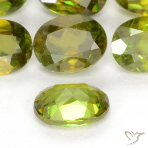 Esfena Verde Floresta Quente Natural 0.45ct, oval, VS-SI