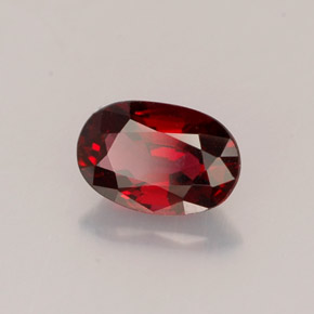Espinélio  natural 0,64ct, corte oval, VVS-VS