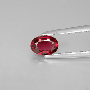 Espinélio vermelho natural 0,70ct, corte oval, VS