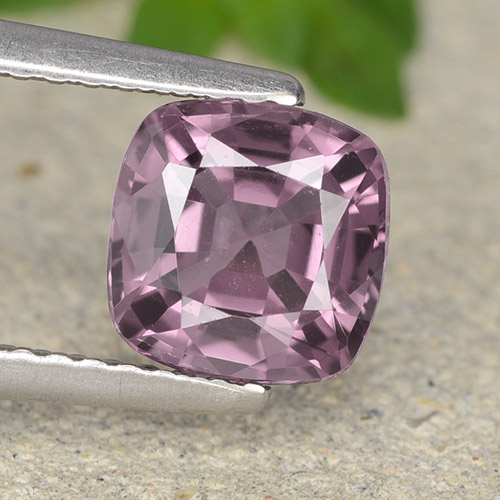 Espinélio Roxo médio-escuro Natural 1.46ct, Almofada cortada, VVS
